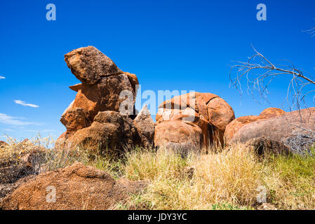 Devils Marbles - Felsen aus rotem Granit werden ausgewogen auf Grundgestein, Australien, Northern Territory Stockfoto