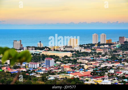 Höhe Winkel anzeigen angelegten Stadt Hua Hin in der Abend, schöne Landschaft Stadt Küstenstadt in der Provinz Prachuap Khiri Khan in Thailand. Stockfoto