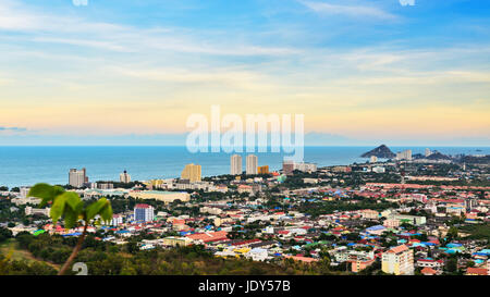 Höhe Winkel angelegten Stadt Hua Hin in der Abend, schöne Landschaft Stadt am Meer in Prachuap Khiri Khan Provinz von Thailand anzeigen Stockfoto