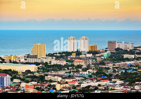 Höhe Winkel anzeigen angelegten Stadt Hua Hin in der Abend, schöne Landschaft Stadt Küstenstadt in der Provinz Prachuap Khiri Khan in Thailand. Stockfoto