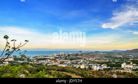 Höhe Winkel angelegten Stadt Hua Hin in der Abend, schöne Landschaft Stadt am Meer in Prachuap Khiri Khan Provinz von Thailand anzeigen Stockfoto