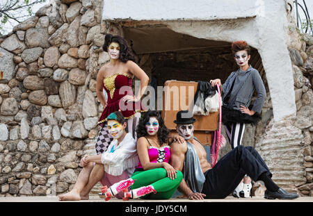 Gruppe von männlichen und weiblichen Comedia del Arte Darsteller auf der Bühne sitzen Stockfoto