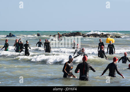 Pescara, Italien - 18. Juni 2017: Athleten vor dem Rennen im Ironman 70.3 Pescara des 18. Juni 2017 Stockfoto