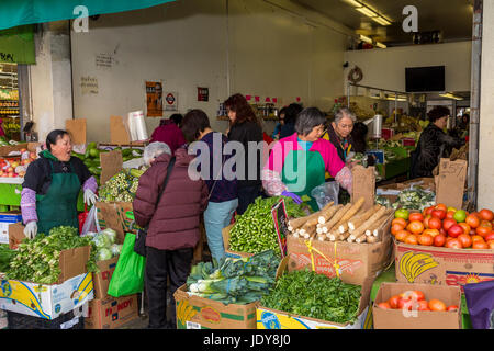 Chinese-Americans, Chinesisch-amerikanische Menschen, Shopper, Shopping, Obst- und Gemüsemarkt, Stockton Street, Chinatown, San Francisco, Kalifornien Stockfoto