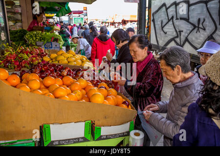 Chinese-Americans, Chinesisch-amerikanische Menschen, Shopper, Shopping, Obst- und Gemüsemarkt, Stockton Street, Chinatown, San Francisco, Kalifornien Stockfoto