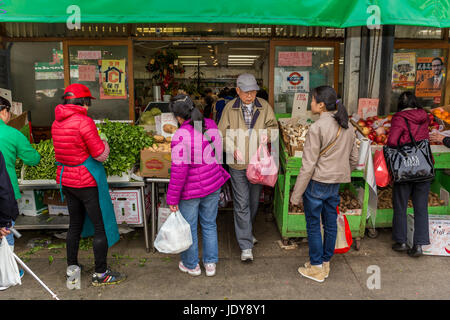 Chinese-Americans, Chinesisch-amerikanische Menschen, Shopper, Shopping, Obst- und Gemüsemarkt, Stockton Street, Chinatown, San Francisco, Kalifornien Stockfoto