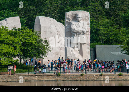 Große Gruppe von Touristen Martin Luther King Memorial, Tidal Basin, Washington D.C. Stockfoto