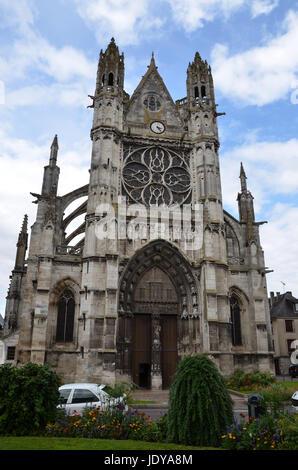 VERNON, Frankreich - AUG-5: Der Stiftskirche Notre-Dame in Vernon Frankreich ist hier zu sehen auf 5. August 2016. Es wurde 1072 eingeweiht. Stockfoto