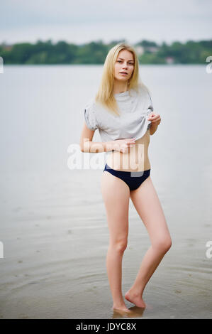 Portrait über eine fantastisch aussehende hohe Modell trägt T-shirt und Bikini in See gehen. Stockfoto