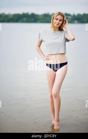 Portrait über eine fantastisch aussehende hohe Modell trägt T-shirt und Bikini in See gehen. Stockfoto