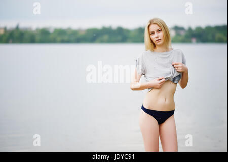 Portrait über eine fantastisch aussehende hohe Modell trägt T-shirt und Bikini in See gehen. Stockfoto