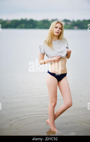 Portrait über eine fantastisch aussehende hohe Modell trägt T-shirt und Bikini in See gehen. Stockfoto