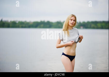 Portrait über eine fantastisch aussehende hohe Modell trägt T-shirt und Bikini in See gehen. Stockfoto