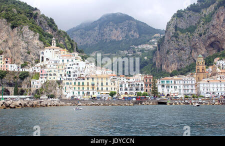 AMALFI, Italien - Juni 28; Berühmte italienische Sommer Badeort an der Küste von Amalfi in Amalfi, Italien - 28. Juni 2014; Kleinen Küstenort Amalfi mit mediterranen Häuser an der Küste und Hügeln hinter Stockfoto