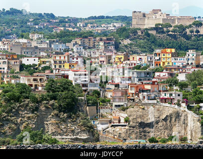 Häuser am Hügel von Bacoli Provinz von Napoli Stockfoto