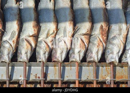 Gegrillter Fisch am Stiel auf dem Münchner Oktoberfest Stockfoto