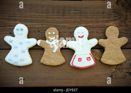 Vier verschiedene glücklich Ingwer Brot Frau on Wooden Background Stockfoto