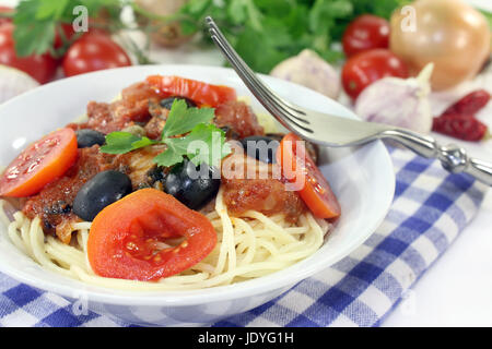 Capellini Mit Tomaten, Sardellen, Reissalat Und Oliven Stockfoto
