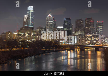 Skyline von Mittelstadt Philadelphia in der Nacht mit Schuylkill River im Vordergrund Stockfoto