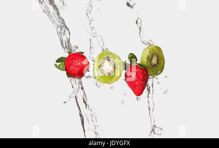 Erdbeeren & Kiwis durch Wasser plantschen. Stockfoto