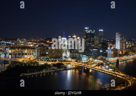 Pittsburgh, Pennsylvania Skyline bei Nacht mit Blick auf die Flüsse Allegheny Monongahela. Stockfoto