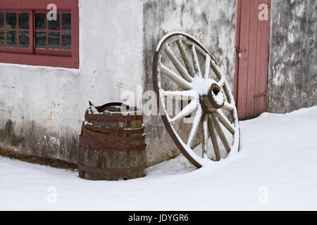 Wagenrad & Lauf außerhalb einer alten Schmiede in Hopewell Ofen National Historic Site Stockfoto