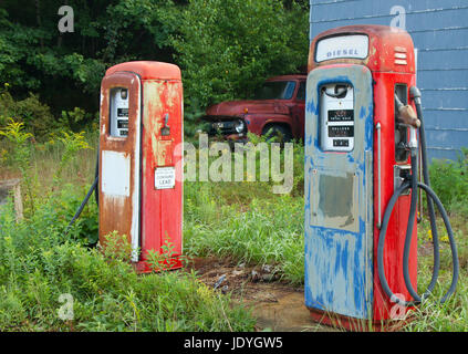 Alte Zapfsäulen an einer verlassenen Tankstelle. Stockfoto