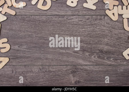 Holzbuchstaben auf Holzbrett Hintergrund. Platz für Ihren Text zu kopieren Stockfoto
