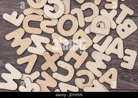 Holzbuchstaben auf Holzbrett Hintergrund Stockfoto