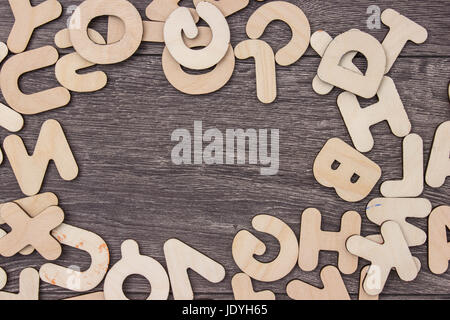 Holzbuchstaben auf Holzbrett Hintergrund Stockfoto