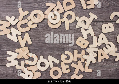 Holzbuchstaben auf Holzbrett Hintergrund Stockfoto