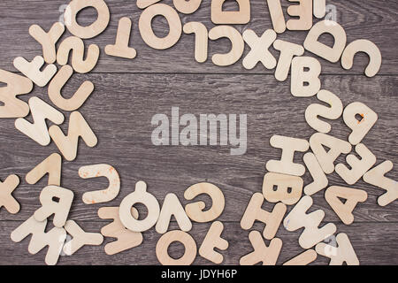 Holzbuchstaben auf Holzbrett Hintergrund Stockfoto