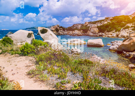 Cala Scilla Ort in der Nähe von Costa Serena mit Sandsteinfelsen im Meer, Sardinien, Italien Stockfoto