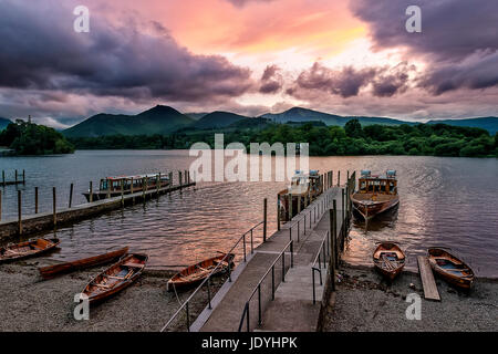 Landung Stege auf Derwent Water an keswick nach Sonnenuntergang mit herrlichem Himmel Stockfoto