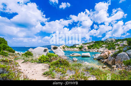 Cala Scilla Ort in der Nähe von Costa Serena mit Sandsteinfelsen im Meer, Sardinien, Italien Stockfoto