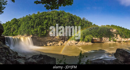 Die Moonbow erstreckt sich von der Basis des Cumberland Falls in Kentucky in der Nacht des Vollmonds, einer der wenigen Orte in der Welt, wo dies geschehen Stockfoto