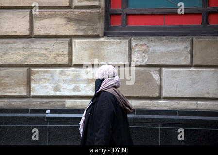 Asiatische Familie Flüchtling Hijab Schal auf Straße in der UK alltägliche Szene Gesicht mit Schleier bedeckt gekleidet Stockfoto