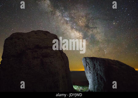 Alten Felsbrocken Wurf die Felder oben auf Spruce Knob, West Virginia höchsten Punkt, dem Milky Way und Sterne erhebt sich über sie. Stockfoto