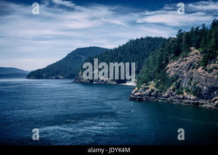 Lizenz verfügbar unter MaximImages.com - Shores of Southern Gulf Islands wunderschöne Naturlandschaft in der Nähe von Vancouver Island. Salish Sea, Strait of Georgia, Stockfoto