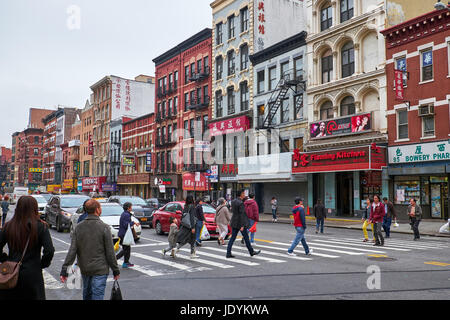 NEW YORK CITY - 2. Oktober 2016: Fußgänger zu Fuß in einem Zebrastreifen an der Ecke Bowery und Cheste Street in Chinatown Stockfoto