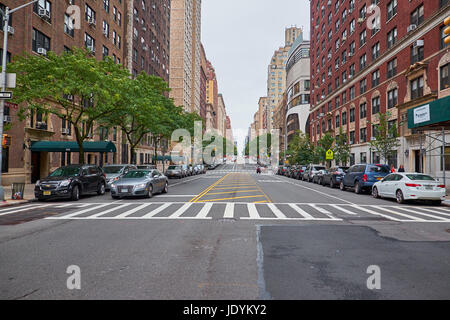 NEW YORK CITY - 1. Oktober 2016: Weite verlassene Straße an einem Samstagnachmittag in Upper West Side, Manhattan Stockfoto