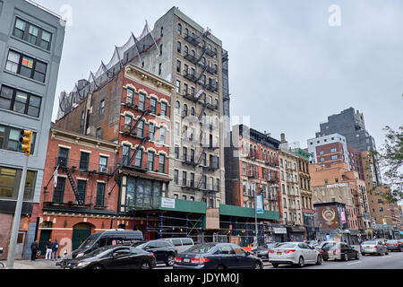 NEW YORK CITY - 2. Oktober 2016: Straßenbild mit Stoßstange an Stoßstange-Verkehr auf der Bowery Street mit alten abgenutzten Mehrfamilienhäuser Stockfoto