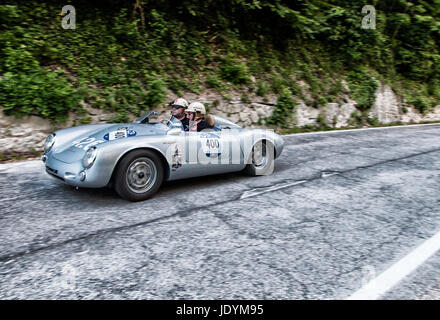 GOLA DEL FURLO, Italien - 19. Mai: PORSCHE 550 Spyder RS 1955 auf einem alten Rennwagen Rallye Mille Miglia 2017 die berühmte italienische historische Rennen (1927-19 Stockfoto