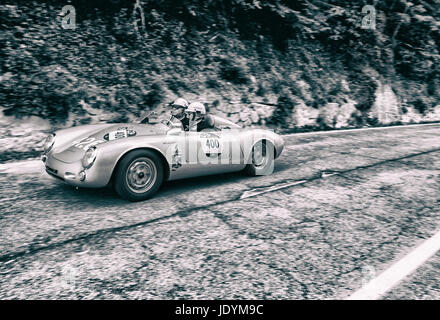 GOLA DEL FURLO, Italien - 19. Mai: PORSCHE 550 Spyder RS 1955 auf einem alten Rennwagen Rallye Mille Miglia 2017 die berühmte italienische historische Rennen (1927-19 Stockfoto