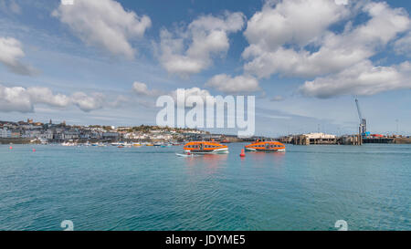 Blick auf den Hafen und die Stadt von St. Peter Port, Guernsey mit Kreuzfahrtschiff Angebote pendeln Passagiere von und nach der Küste Stockfoto