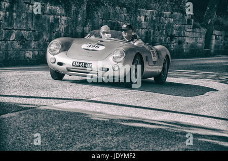 PORSCHE 550 Spyder RS 1955 auf einem alten Rennwagen Rallye Mille Miglia 2017 die berühmte italienische historische Rennen (1927-1957) am 19. Mai 2017 Stockfoto