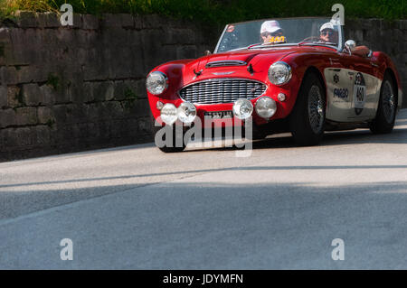 GOLA DEL FURLO, Italien - 19. Mai: Austin Healey 100/6 1957 auf einem alten Rennwagen Rallye Mille Miglia 2017 die berühmte italienische historische Rennen (1927-1957 Stockfoto
