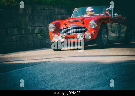 GOLA DEL FURLO, Italien - 19. Mai: Austin Healey 100/6 1957 auf einem alten Rennwagen Rallye Mille Miglia 2017 die berühmte italienische historische Rennen (1927-1957 Stockfoto