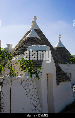Ein ländlicher Trullo auf der Strada Provinciale 134 in der Nähe von Locorotondo, Apulien, Italien Stockfoto