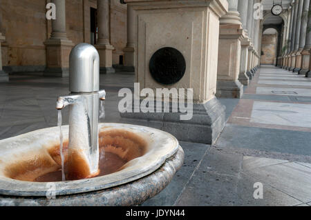 Thermalwasser in der Spa Karlovy Vary, Tschechien. Stockfoto